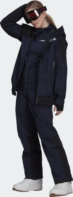 Adidas Terrex Terrex Myshelter Snow 2-Layer Insulated Jacket -Ski Ausrüstungs Laden GT2817 on model standard outfit transparent 2000x2000