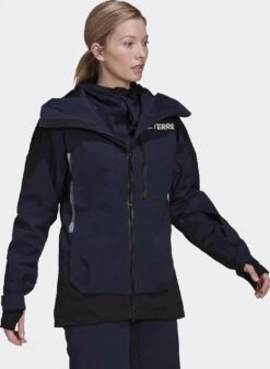 Adidas Terrex Terrex Myshelter Snow 2-Layer Insulated Jacket -Ski Ausrüstungs Laden GT2817 on model walking transparent 2000x2000